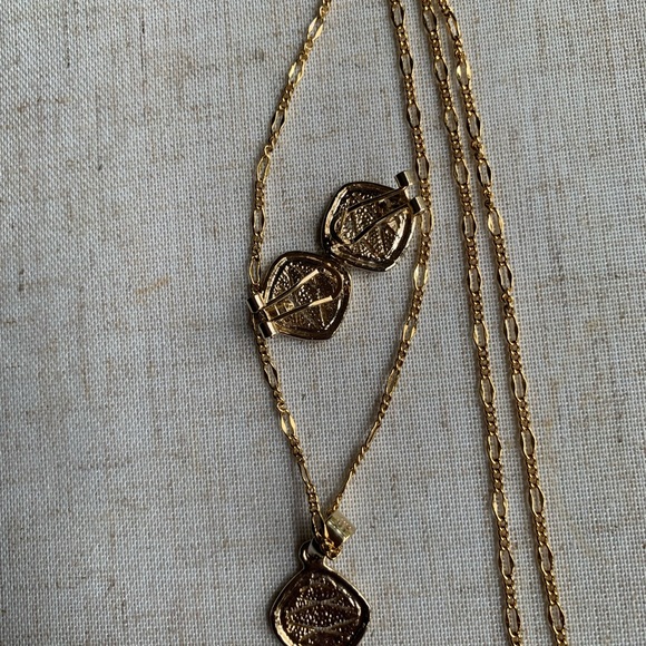 Necklace and earring set Tri gold detail. - Picture 2 of 5